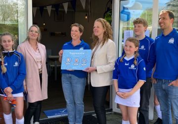 Korfbalvereniging Olympus '58 ontvangt Topprestatiebadge voor gezondere sportomgeving