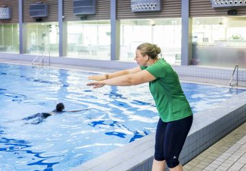 Sport-ID duikt het water in voor Swim to Fight Cancer Achterhoek